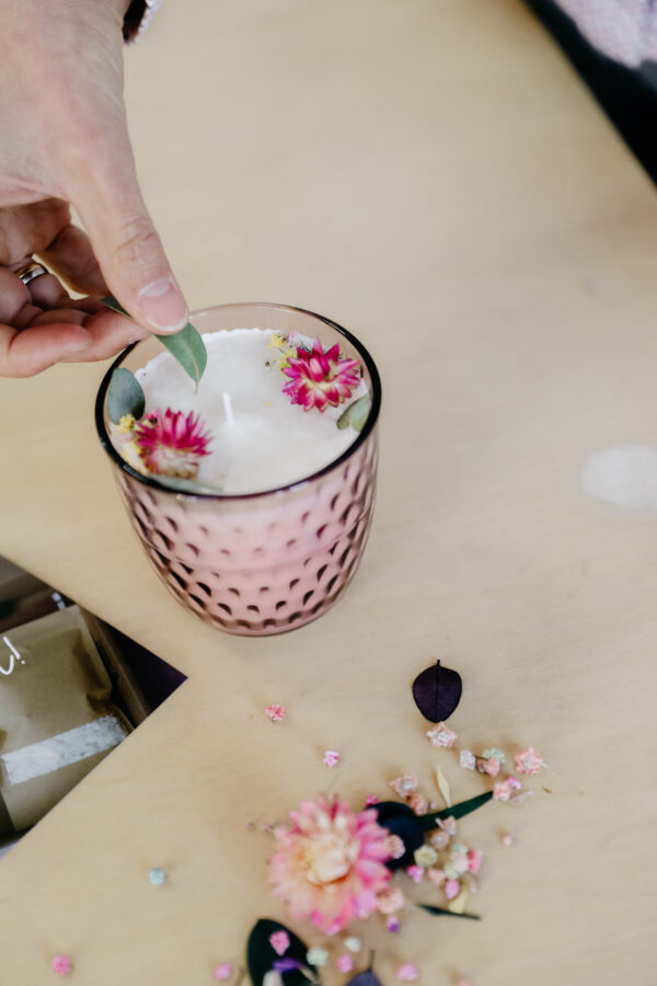 DIY geurkaarsen met droogbloemen workshop kaarsen maken