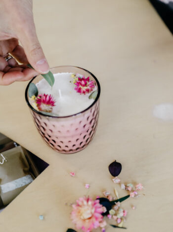 DIY geurkaarsen met droogbloemen workshop kaarsen maken