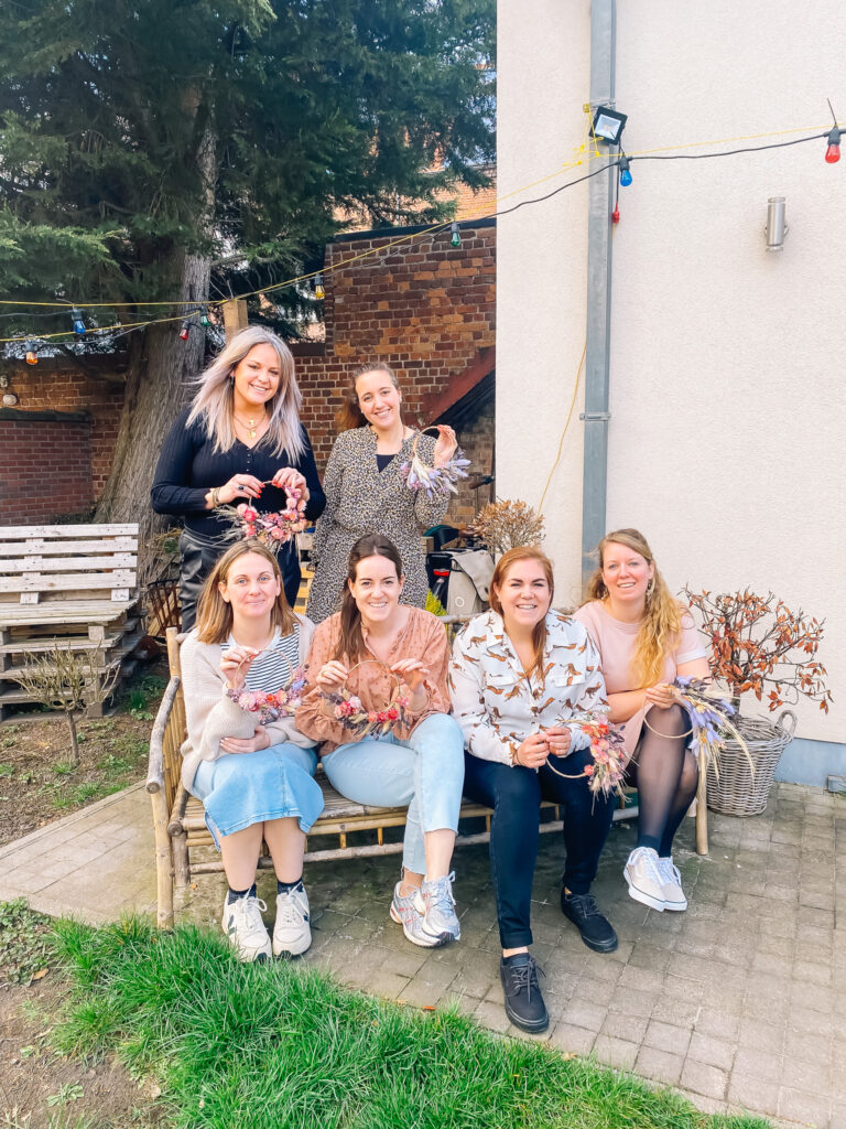 Workshop mini floral hoops teambuilding workshop droogbloemen activiteit voor mama in Mechelen mini floral hoop workshop