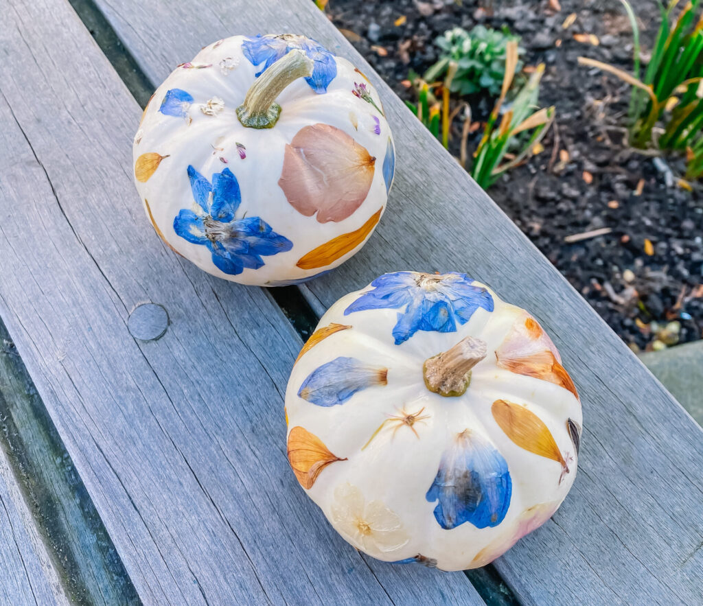 Floral DIY: Herfst-DIY idee: schattige sierpompoentjes met droogbloemen op de herfst tafel.