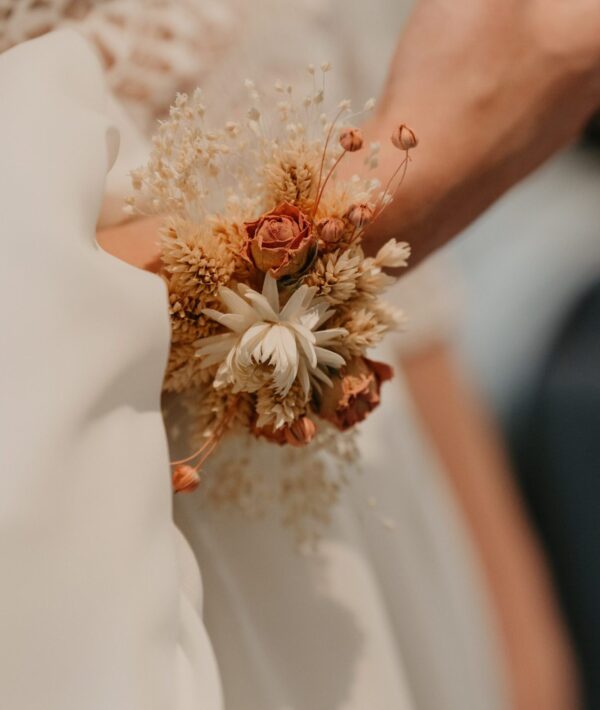 Polscorsage met droogbloemen bruidsbloemen