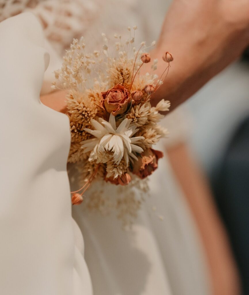 Polscorsage met droogbloemen bruidsbloemen