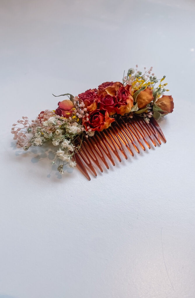 haarkam met droogbloemen