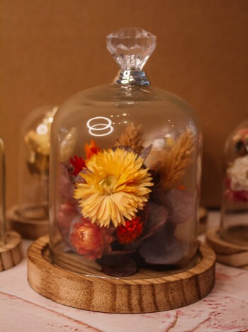 stolp met droogbloemen